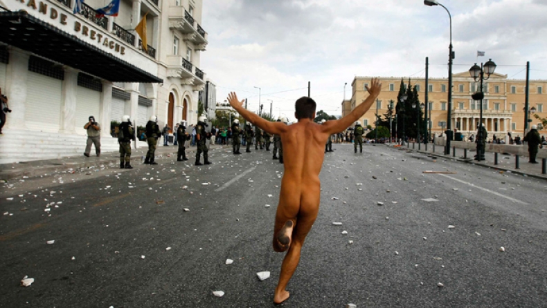 Γυμνός τρέχει στη Μέρκελ