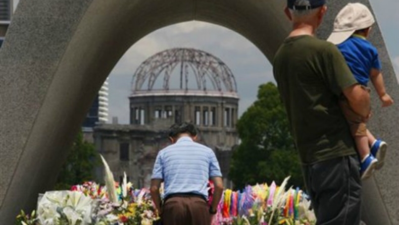 Επισκέφτηκε τα θύματα του παππού του