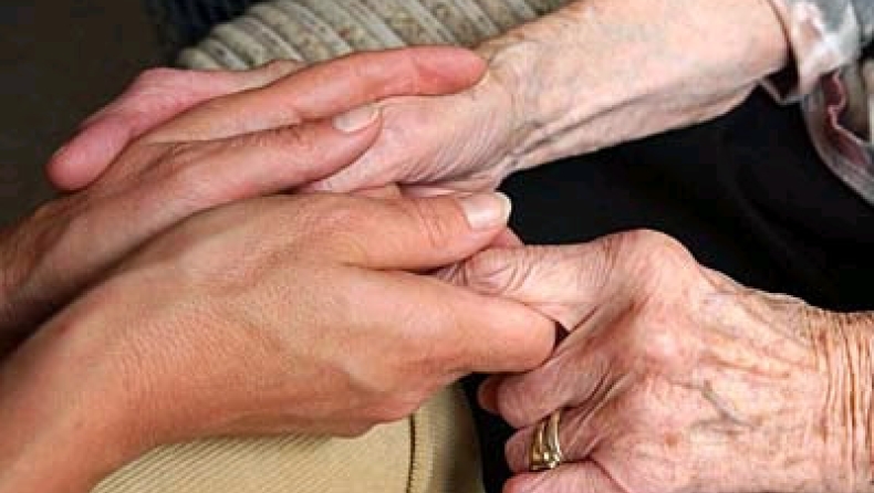 Συγκλονιστικό βίντεο - Ηλικιωμένοι παρακαλούν...