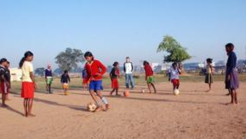 Τα κορίτσια στην Ινδία χαμογελούν!