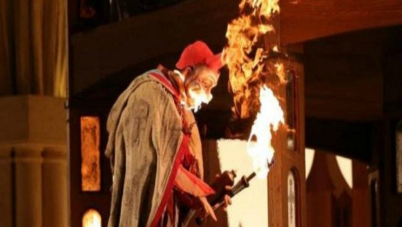 Ηθοποιός πήρε φωτιά στη σκηνή (vid)