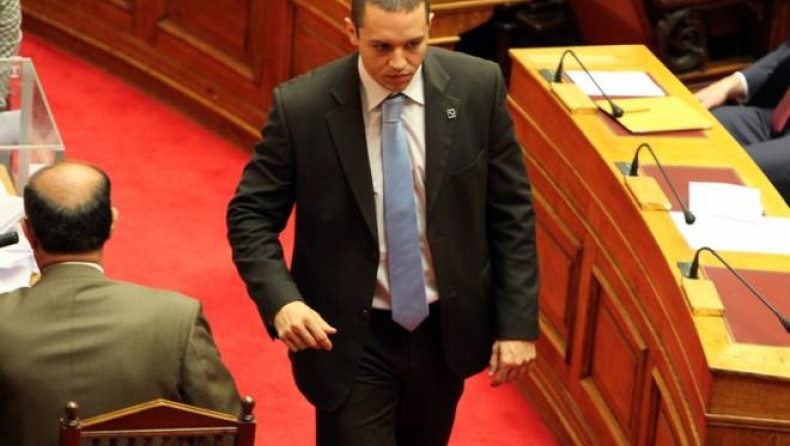 Kασιδιάρης: Κάτσε κάτω μωρή, πιωμένη είσαι...