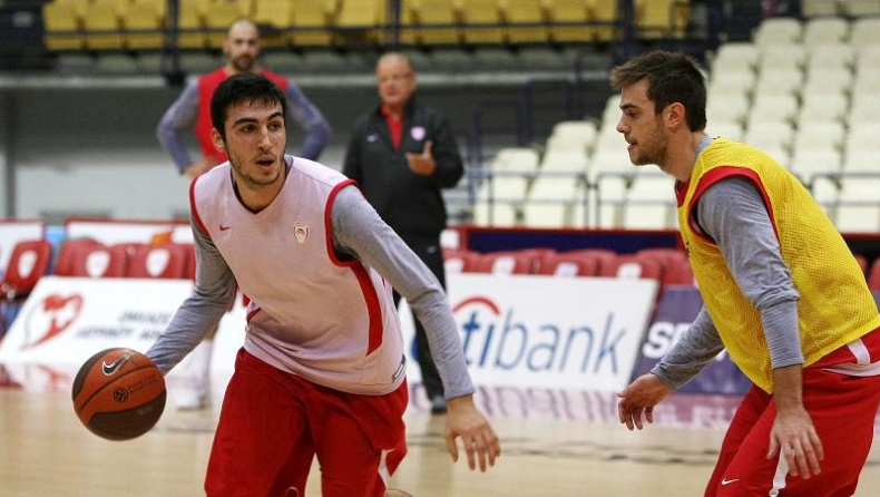 Ένας μέσα, δύο αμφίβολοι