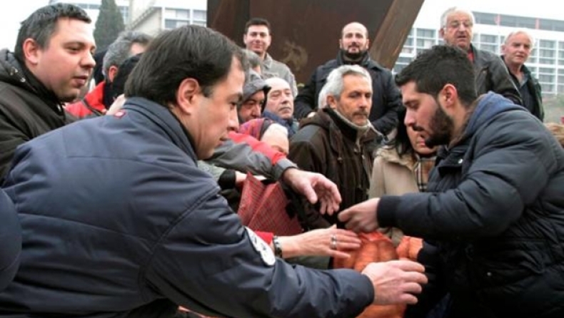 Μοιράζουν ντομάτες στην Κρήτη