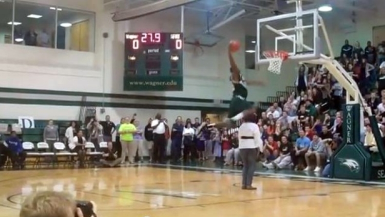 Κάρφωσε πάνω από... τη μαμά του! (vid)