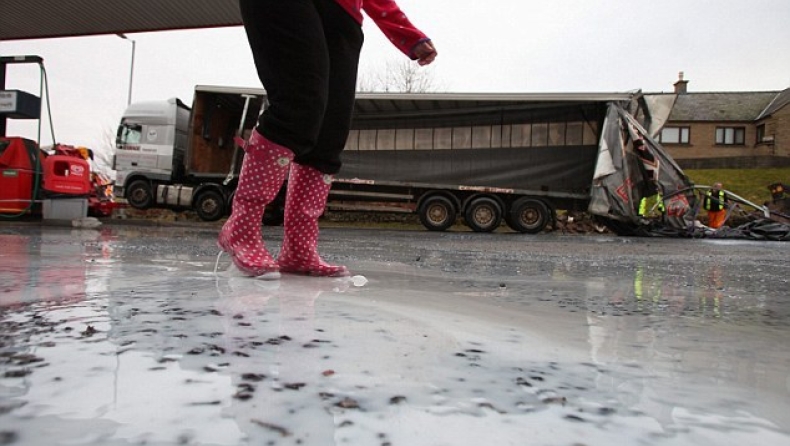 Κόλλησαν στη μέση του δρόμου!