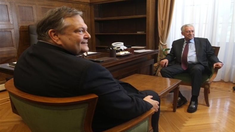 «Πέσιμο» στο facebook του Κουβέλη!