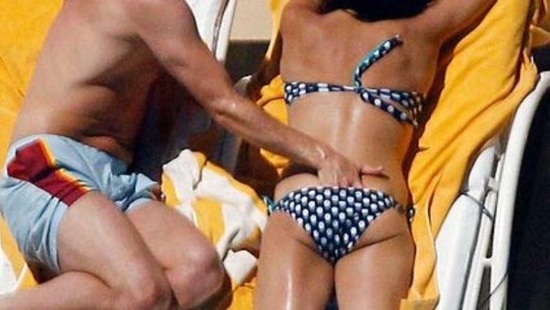 Ποδοσφαιριστής χουφτώνει την αγαπημένη του