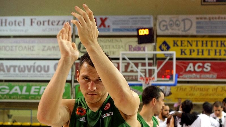 Ένας μέσα, δύο έξω