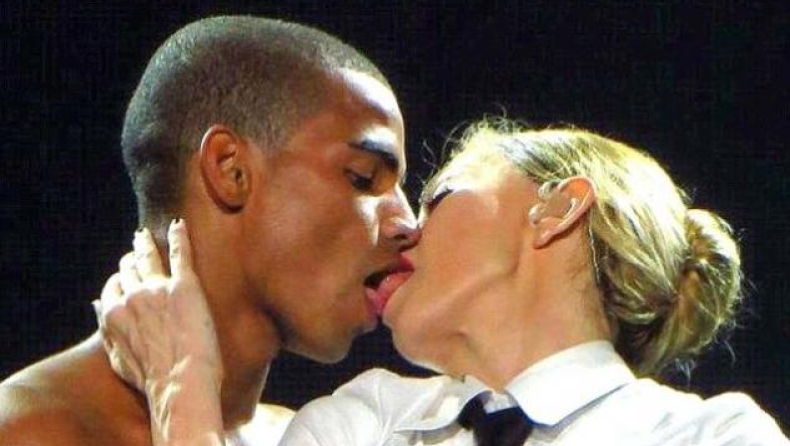 Η Madonna προκαλεί ξανά (pics)