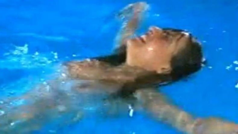 Γυμνή στην πισίνα και παθιασμένο σεξ!