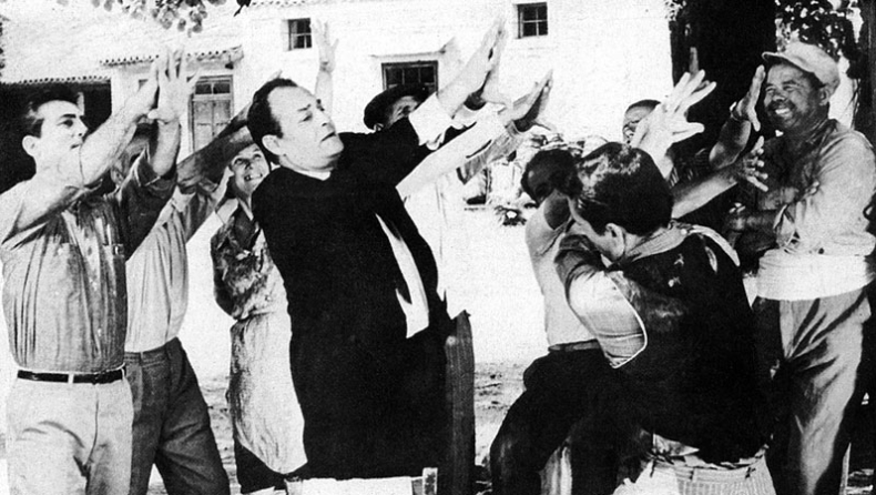 Καλοχαιρέτα τους πολιτικούς με ανοιχτά τα δάχτυλα!