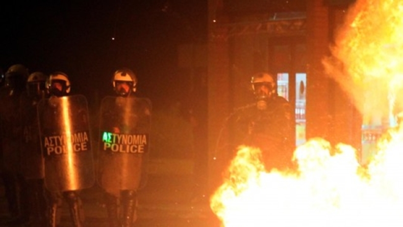Mολότοφ στο Α.Τ. Ακρόπολης