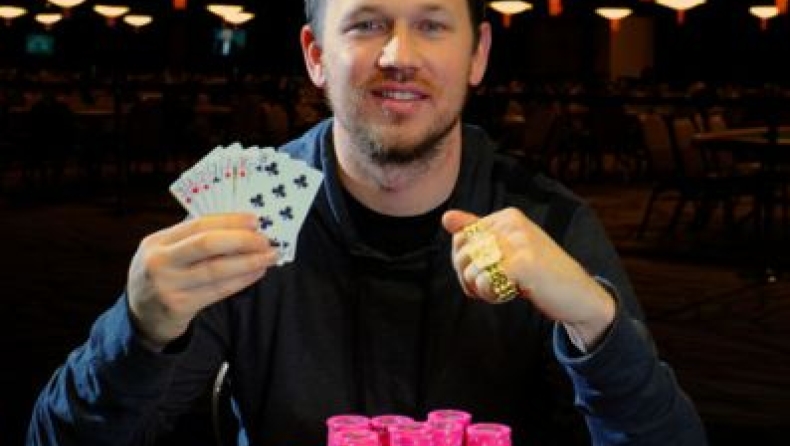 O John Monnette νικητής του $2,500 8Game