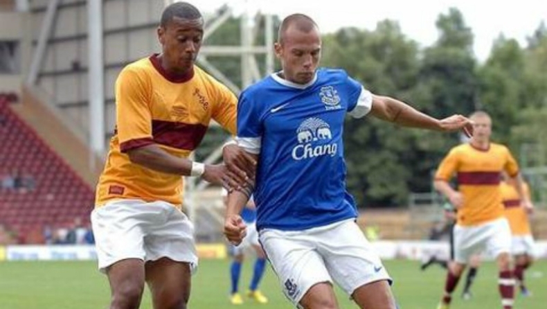 Υποφέρει στην άμυνα!