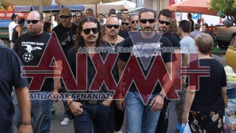 Ο «Καραϊσκάκης» με Χρυσαυγίτες έσπασαν πάγκους αλλοδαπών στο Μεσολόγγι (vid)