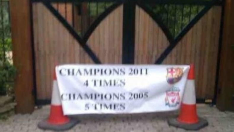 Πανό στο σπίτι του Φέργκιουσον!