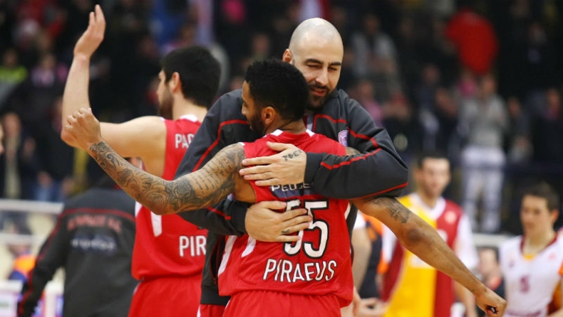 Μαύρο άλογο στην πλατεία