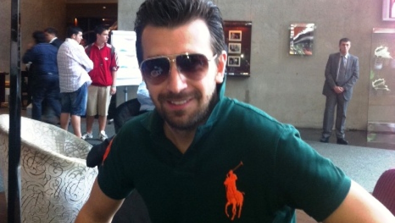 Ο Πετρέλης ποζάρει στο gazzetta