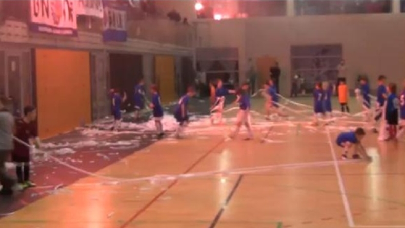 Εισβολή σε αγώνα... οκτάχρονων! (vid)