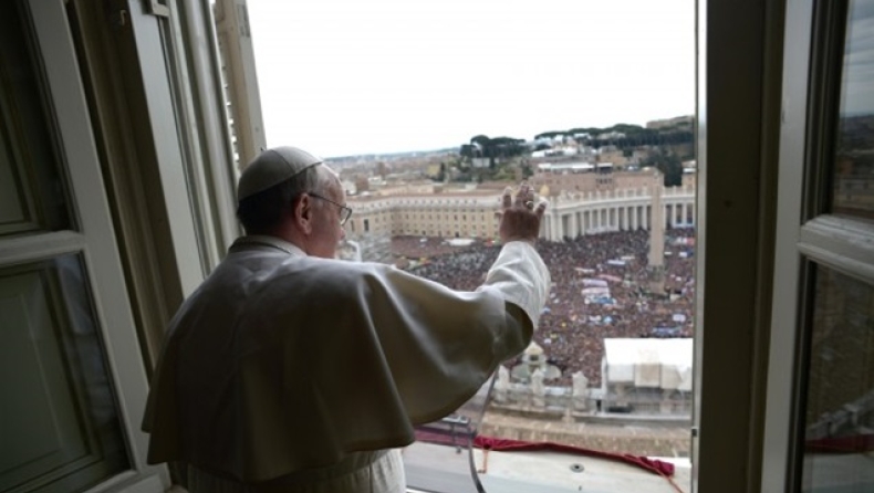Χαμός για την πρώτη προσευχή του Πάπα (pics)