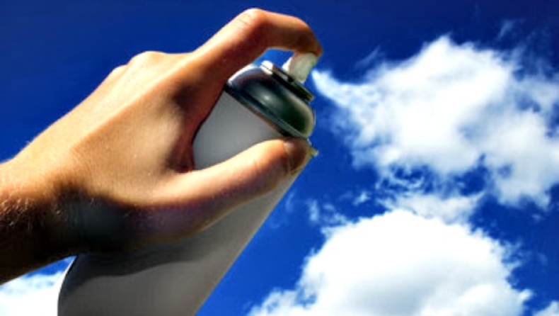 Tον τσάντισε και την... ψέκασε