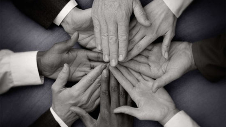 Αγαπιόμαστε, ρε! Έτσι, για να σκάσετε…