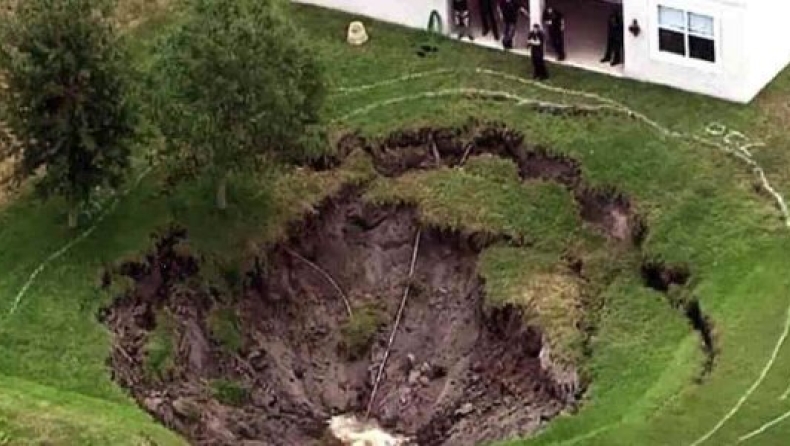 Τεράστια τρύπα κατάπιε άνδρα μέσα στο δωμάτιό του