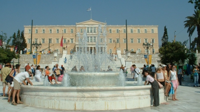 Μπανιαρίστηκε στο Σύνταγμα!