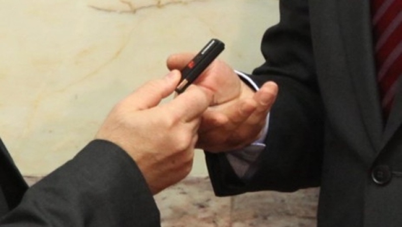 Στο... μικροσκόπιο το περίφημο USB