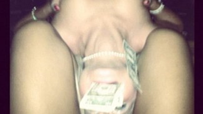 Στρίπερ στα πόδια της Rihanna!