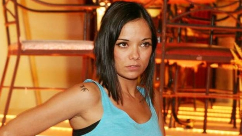 Σέξι με... ξεσκισμένο καλσόν η Κατερίνα Τσάβαλου! (pic)