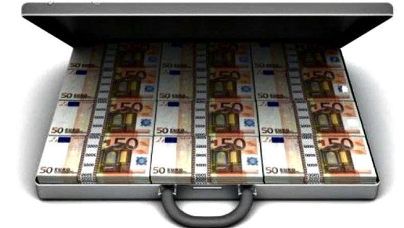 Ετοιμαζόταν να φύγει με 4 εκατ. στις βαλίτσες της!