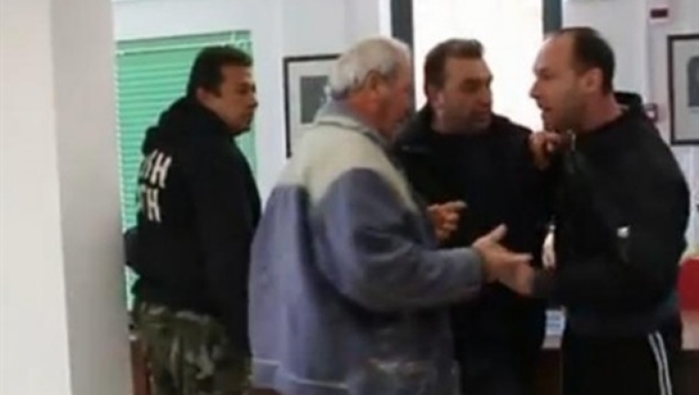 Xαμός σε δημοτικό συμβούλιο με τη Χρυσή Αυγή (vid)‏
