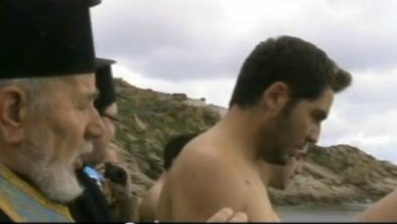 Χταπόδι έπιασε το σταυρό (vid)