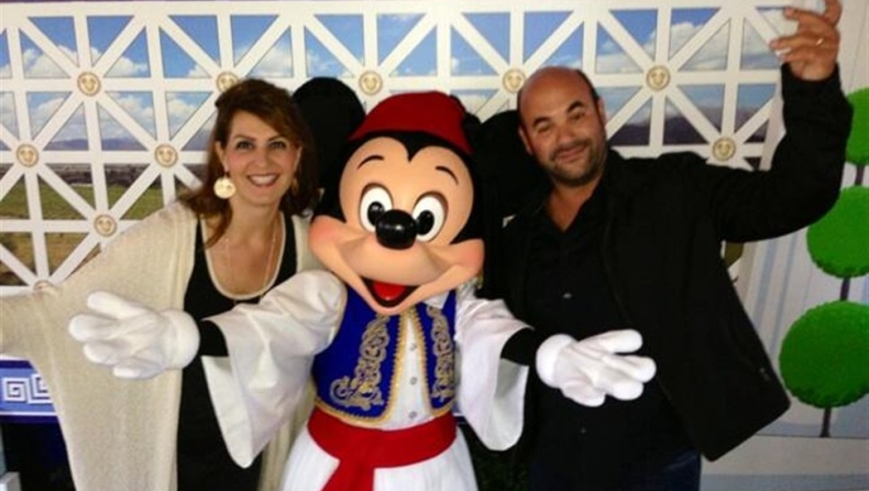 Ο Μίκυ Μάους με φουστανέλα στην Disneyland