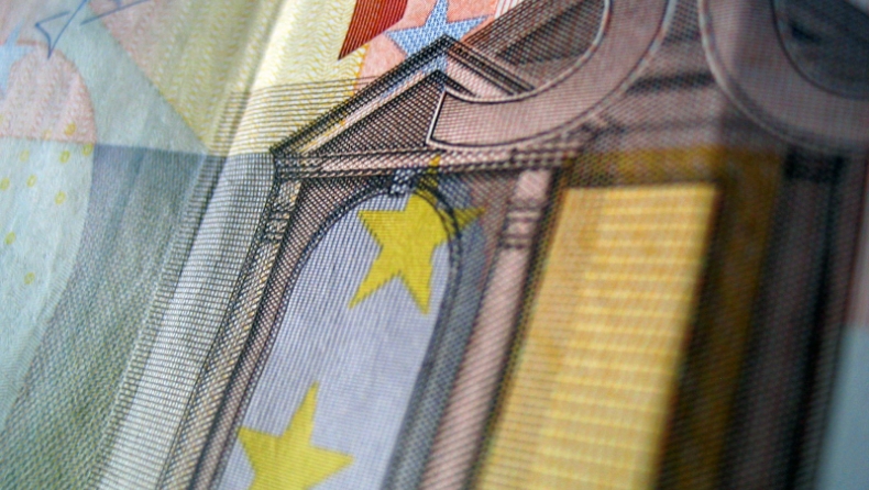 Ποιοι κερδίζουν και πόσα από τη μείωση επιτοκίων (πίνακες)