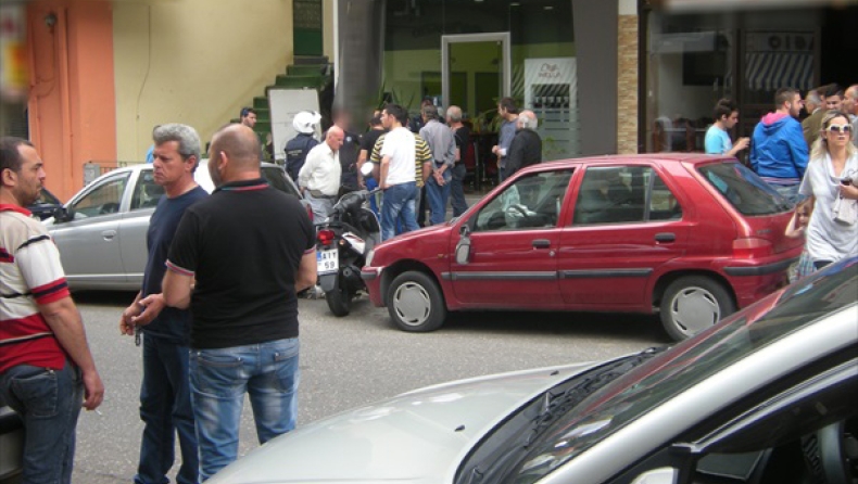 Ξυλοδαρμός Χρυσαυγίτη σε κομμωτήριο (pics)