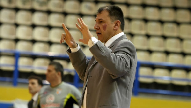 Δοκιμάζει παίκτες