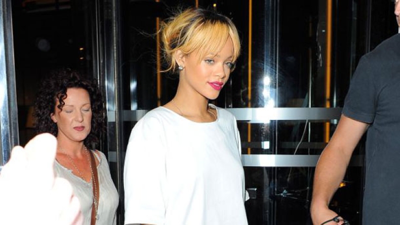 Εντυπωσιακή έξοδος για τη Rihanna (pics)
