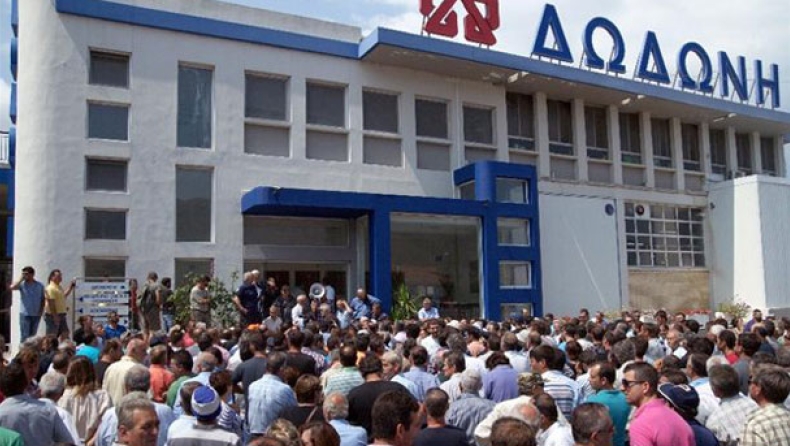 Πετροπόλεμος και δακρυγόνα στη «Δωδώνη»