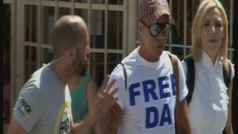 Σωφρονιστικός υπάλληλος στο πάρτι του Λάκη Γαβαλά