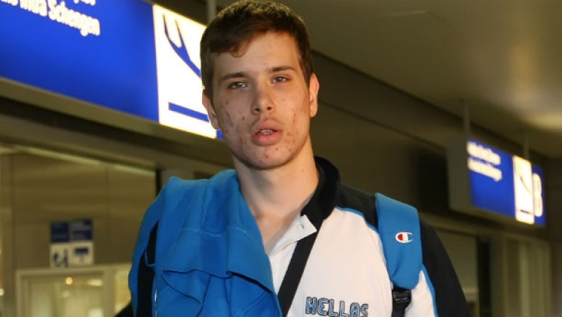 «Ερυθρόλευκος» και επίσημα ο Αγραβάνης!