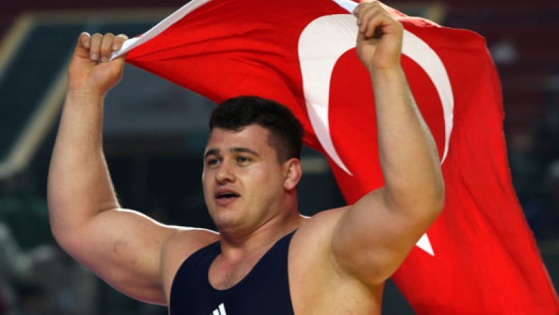 Νέο σκάνδαλο με τον Τούρκο σημαιοφόρο!