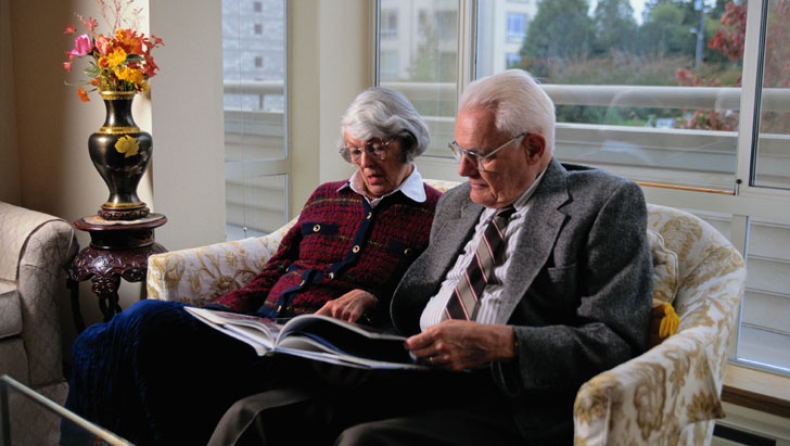 Παίρνουν ηλικιωμένους από τα γηροκομεία για τη σύνταξη