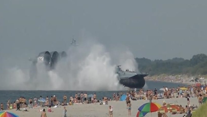 Χόβερκραφτ έκανε απόβαση σε παραλία γεμάτη κόσμο (pics & vids )