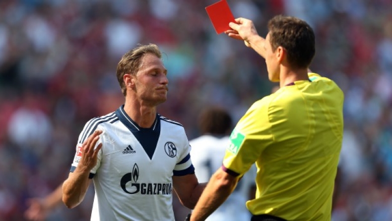 Έρχεται για... αποβολή! (vids)