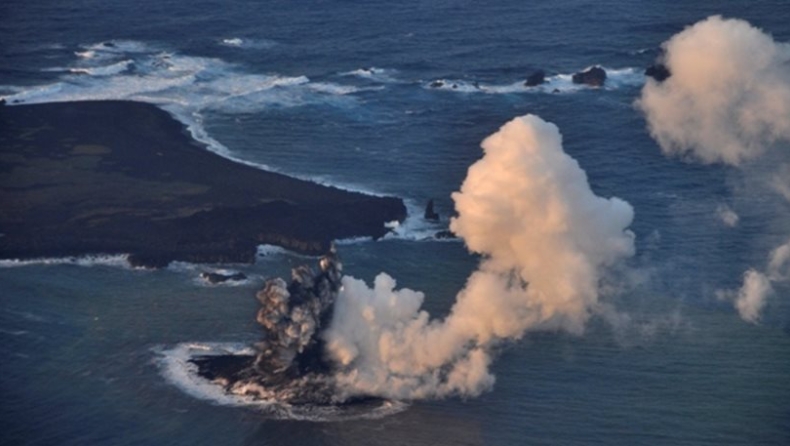 Ηφαιστειακή έκρηξη «γέννησε» νησί στην Ιαπωνία (vid)