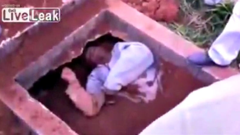 Τον έθαψαν και σώθηκε από τις φωνές (vids)