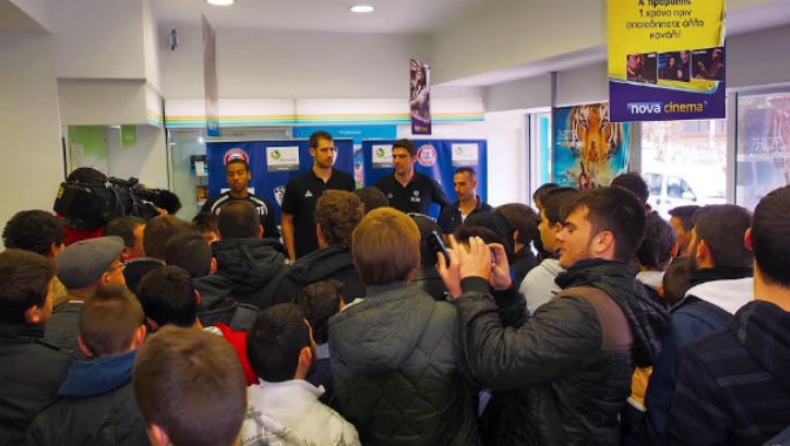 Μοίρασαν δώρα και εισιτήρια παίκτες των Τρικάλων και του ΠΑΟΚ